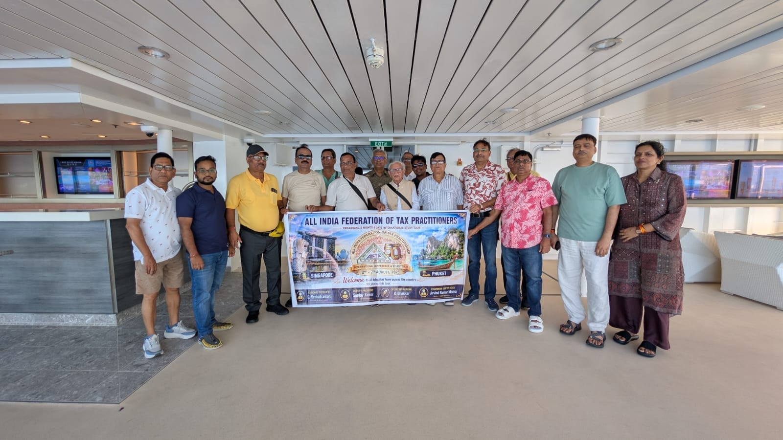 Shri Sanjay Kumar, Deputy President, AIFTP, Shri Arvind Mishra, Chairman, International Study Tour Committee, AIFTP alongwith other members at Singapore.