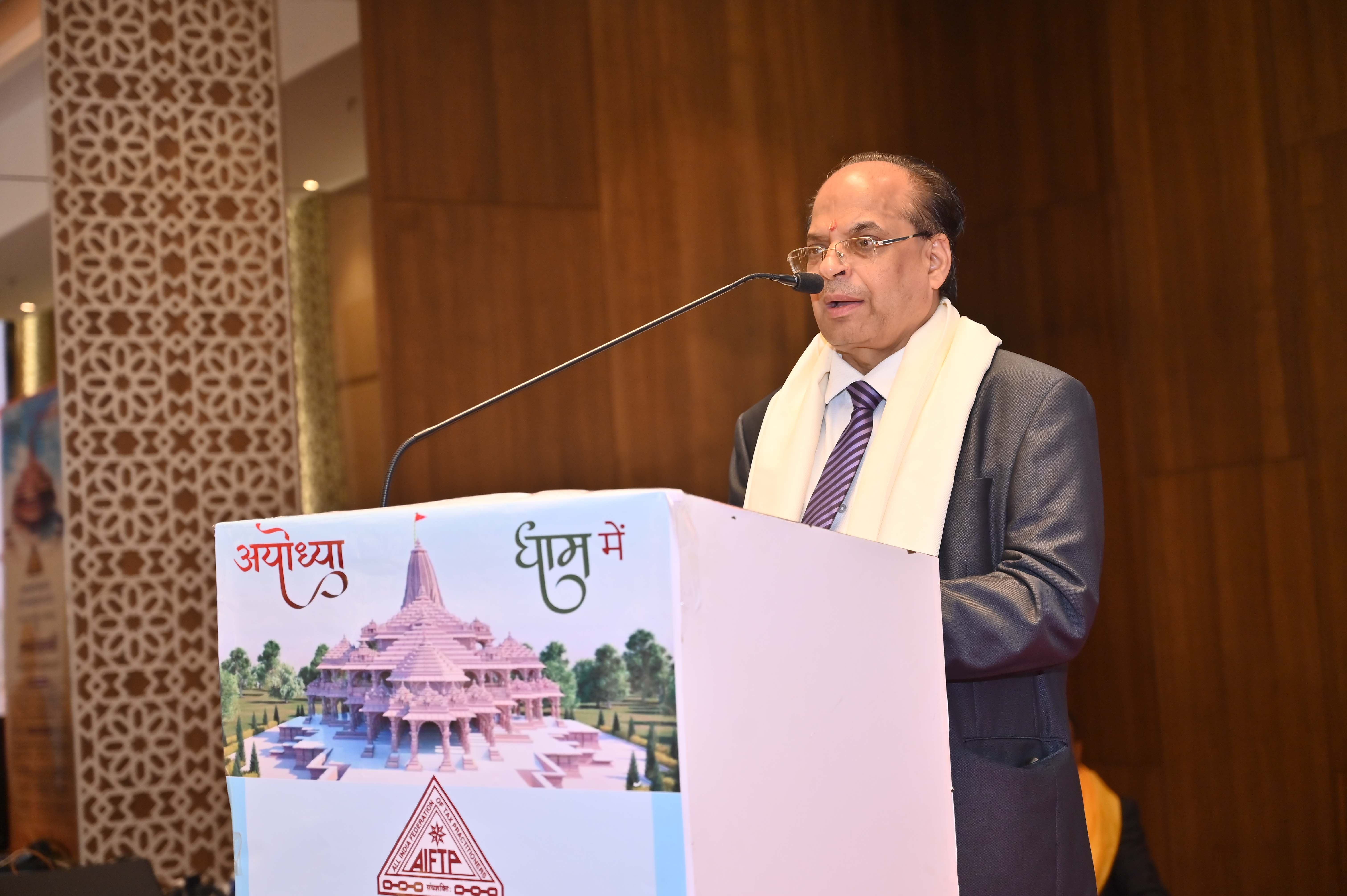 Shri O. P. Shukla, National Vice President, AIFTP-NZ addressing the gathering.