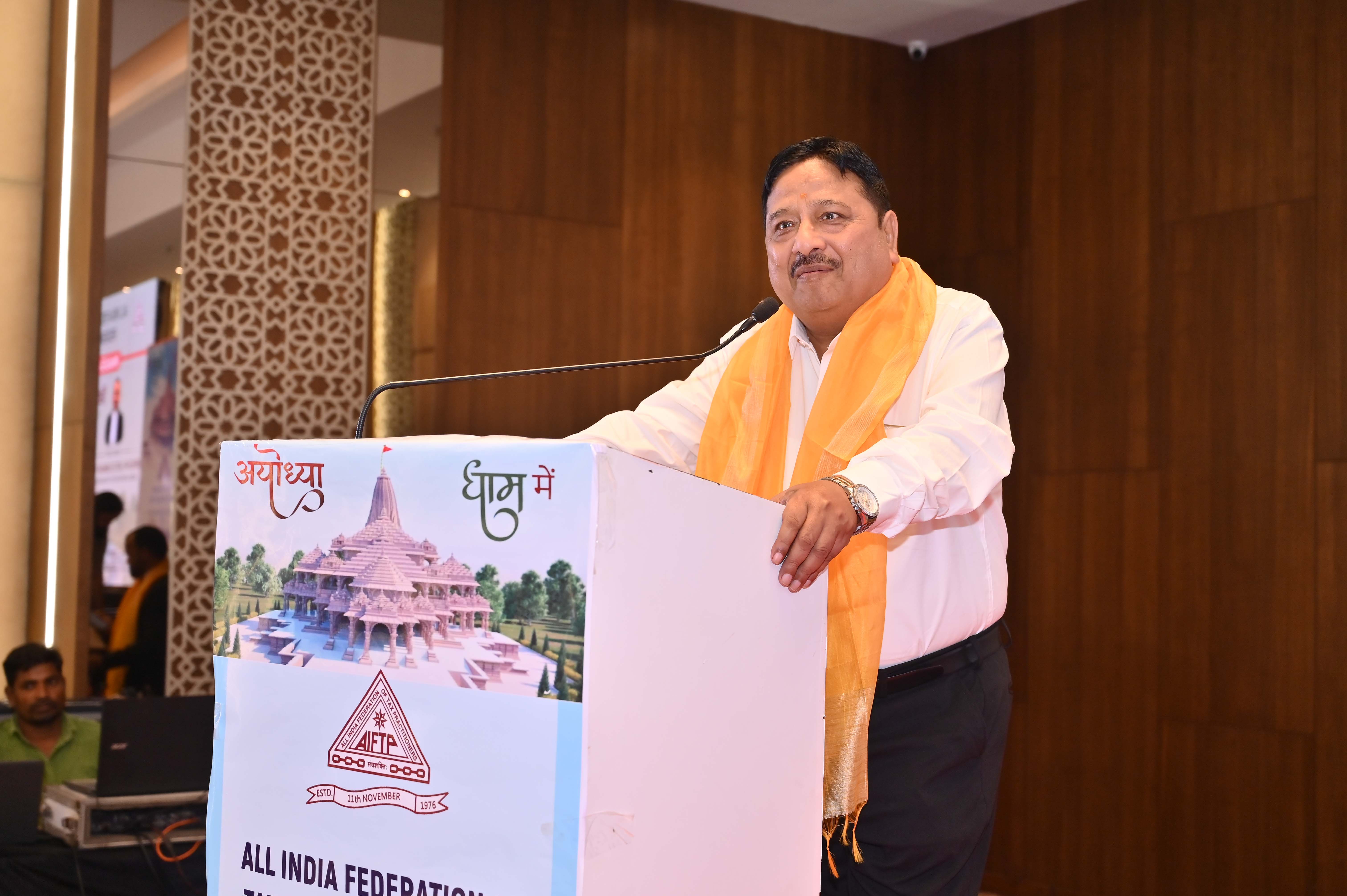 Shri Anand Singhal, RRC Convenor delivering Vote of Thanks.